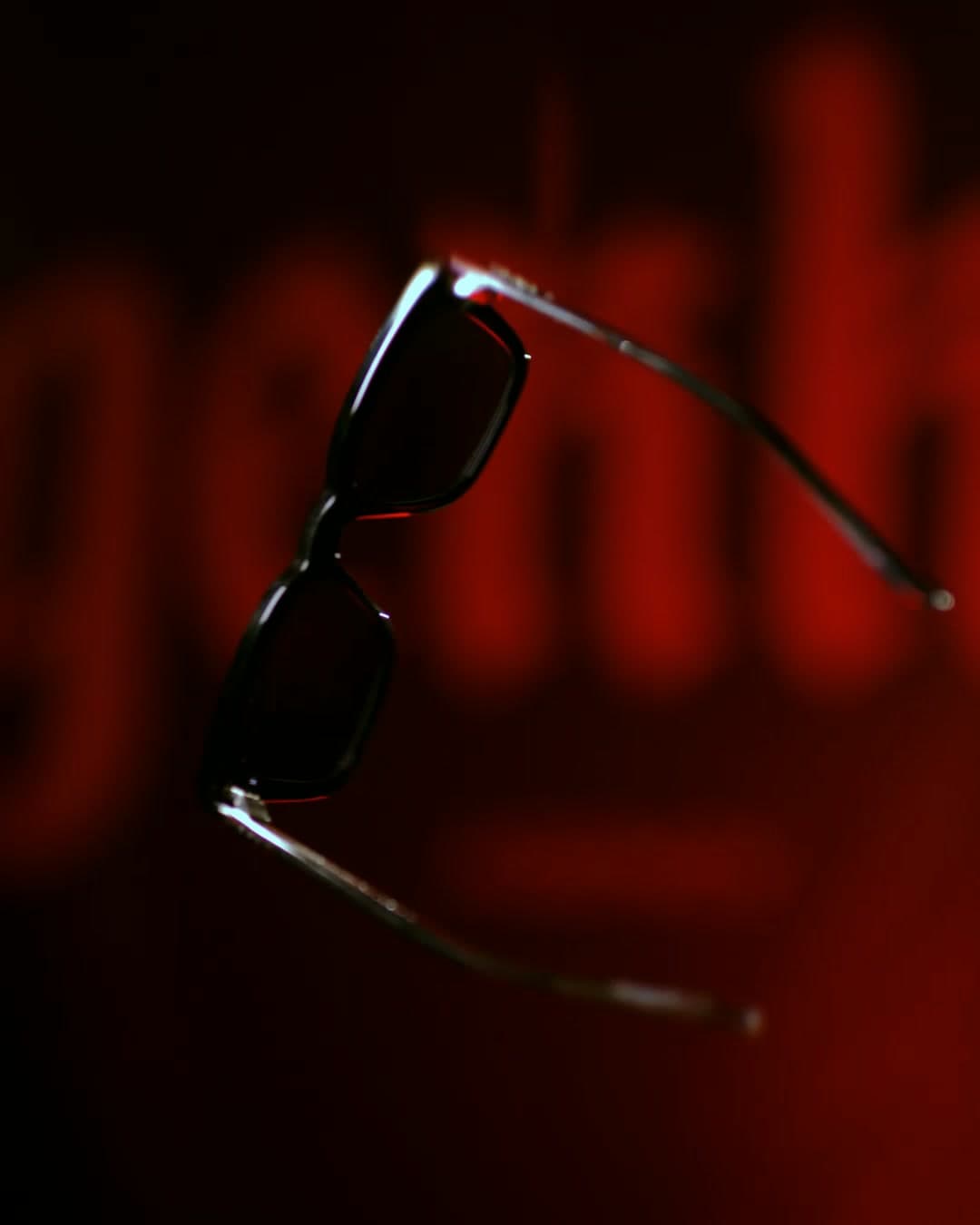 IL CAPO sunglasses by GEKKO Agency, a black acetate frame in front of red GEKKO lettering